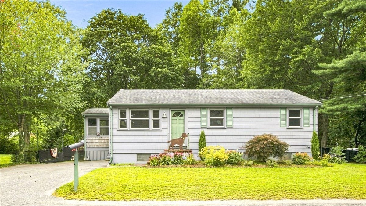 8 Cross St, Halifax, MA 02338