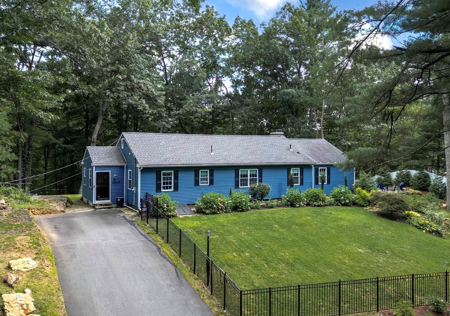 17 Gardner Ave, Sturbridge, MA 01566