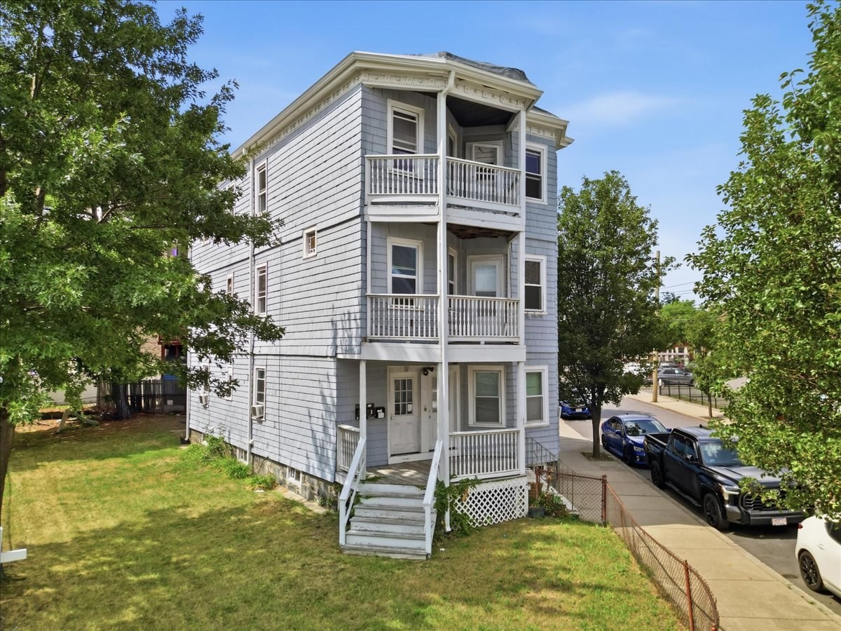 15 Gladstone St, Everett, MA 02149