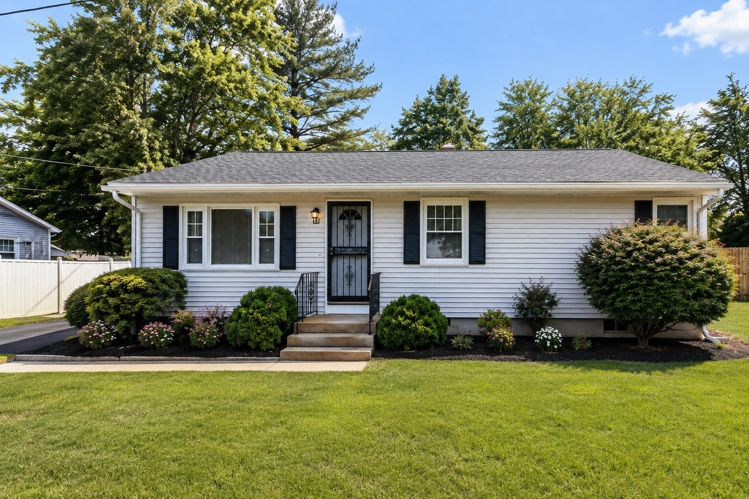 52 Navajo Rd, Springfield, MA 01109