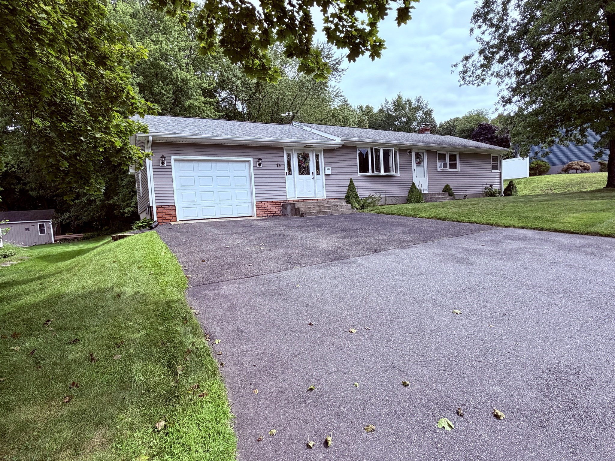 75 Longwood Dr, Chicopee, MA 01020