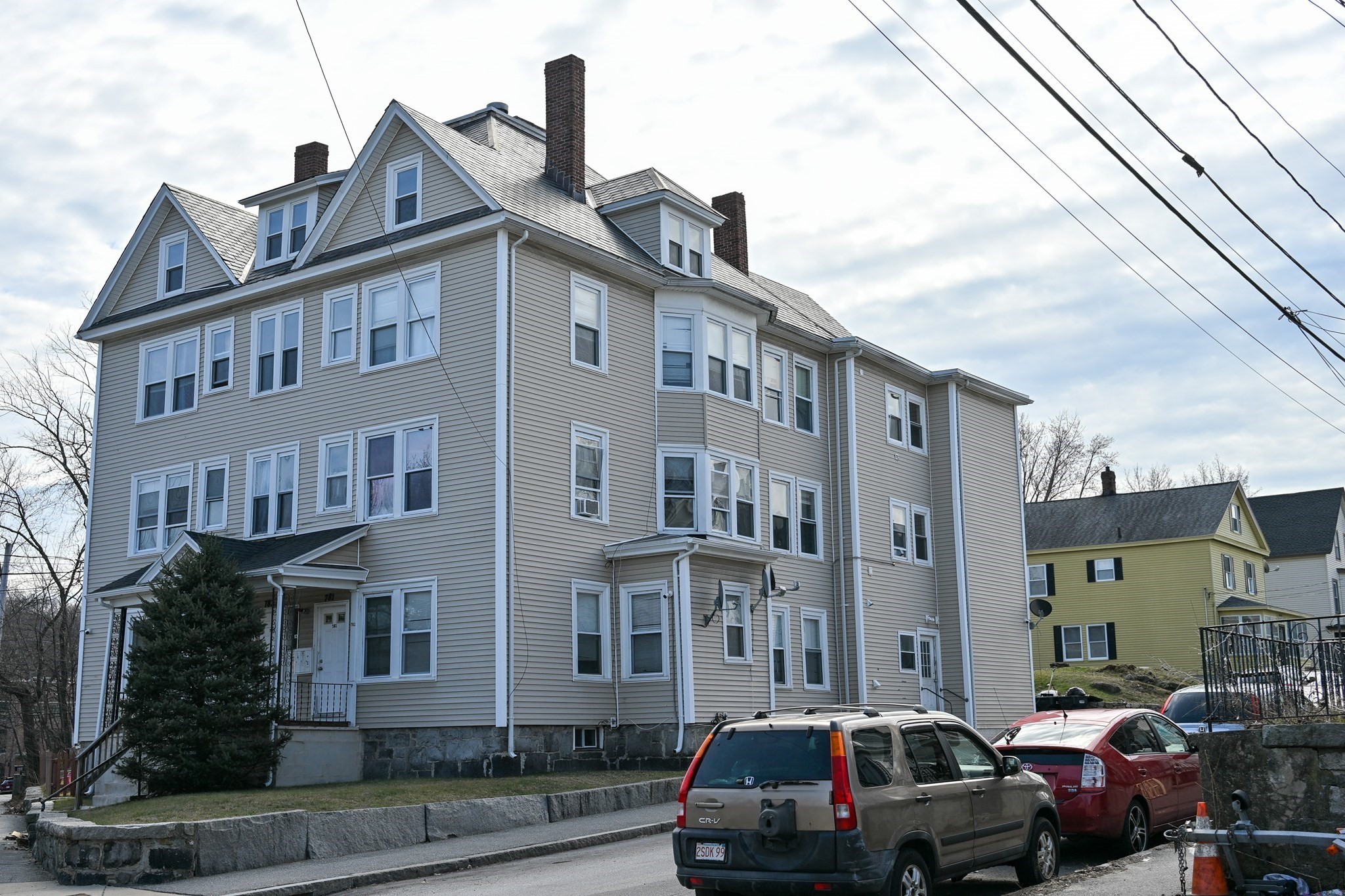 781 Lawrence St, Lowell, MA 01852