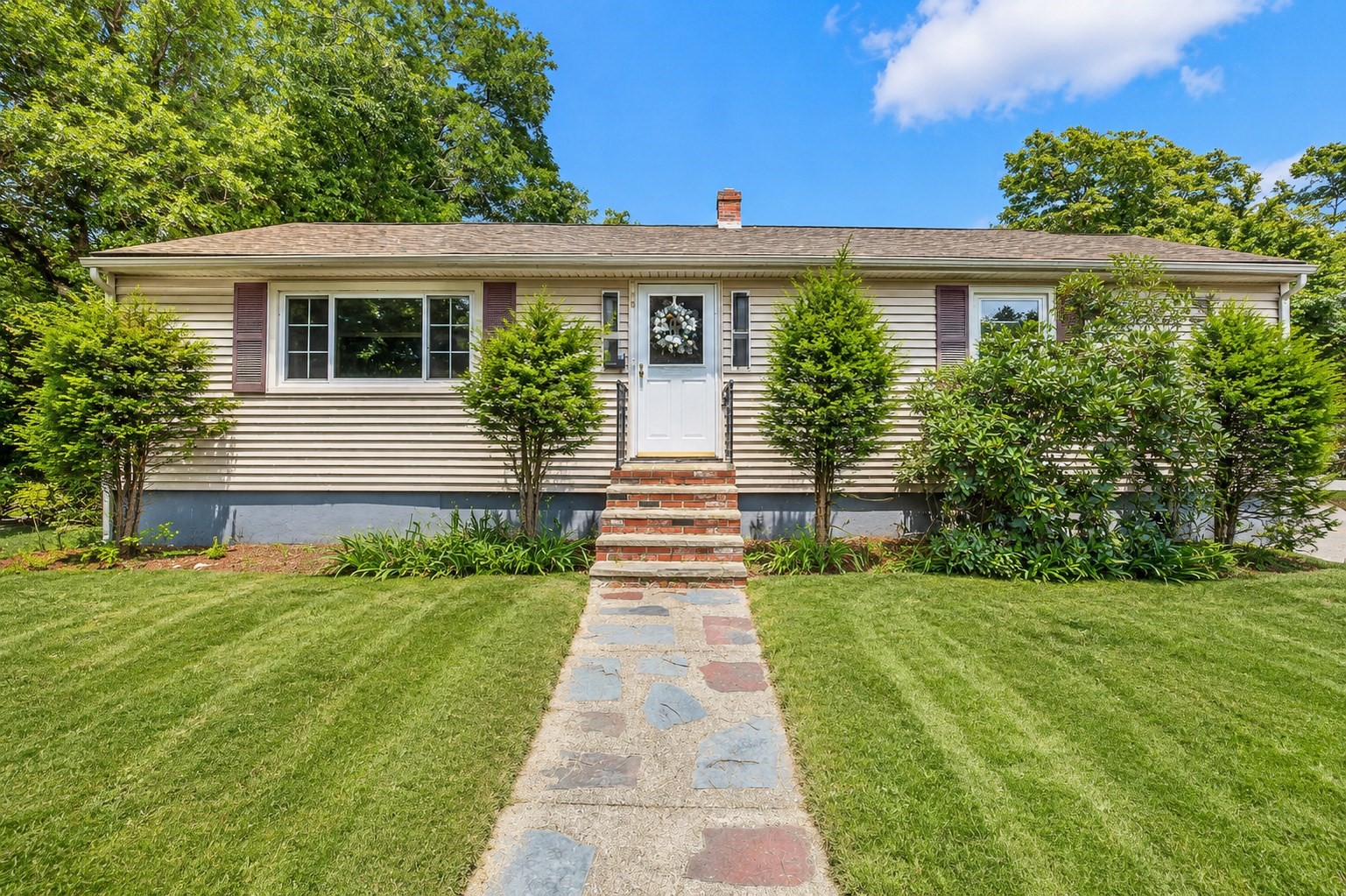 113 Halley Rd, Lowell, MA 01854