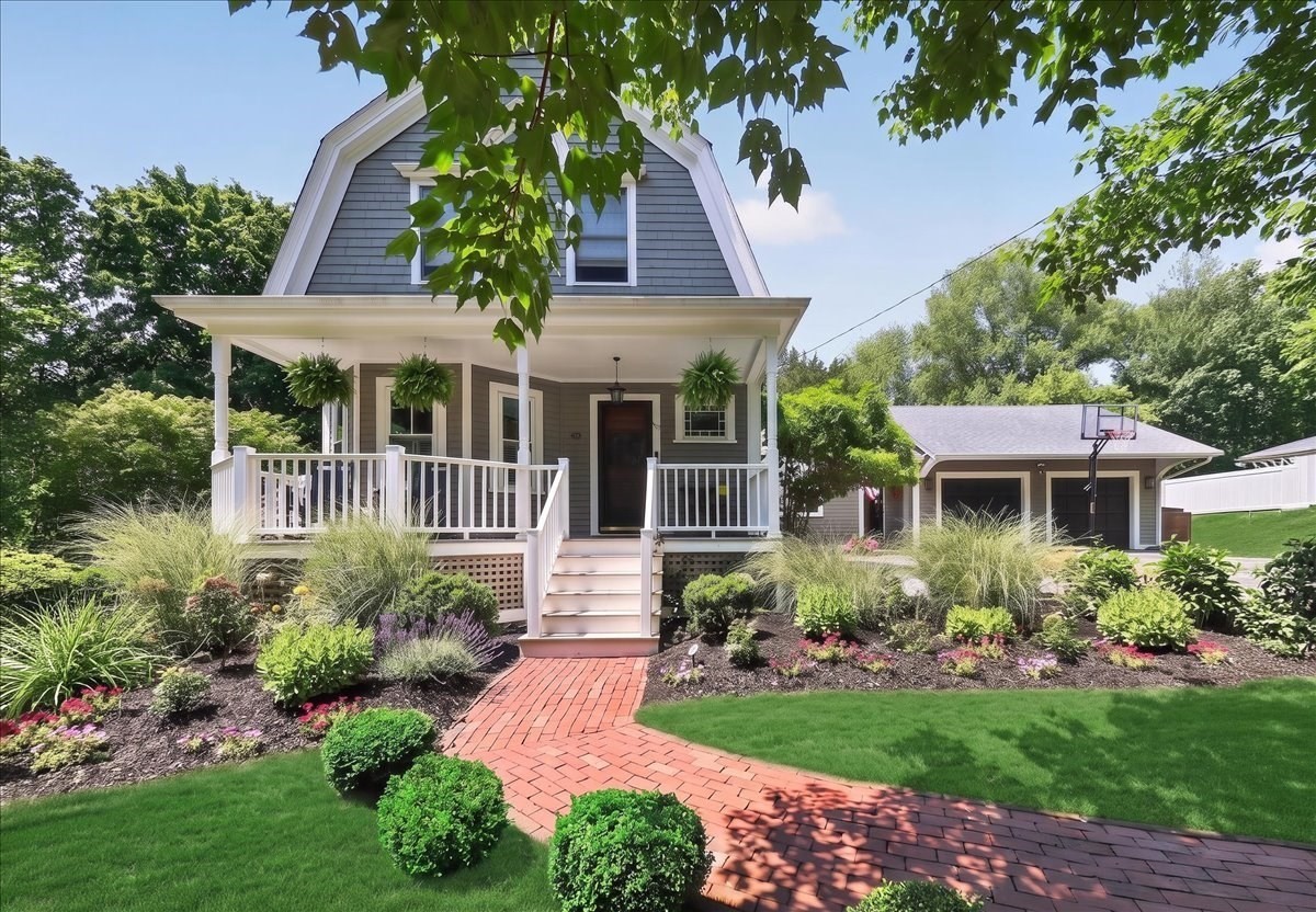 81 Hobart St, Hingham, MA 02043