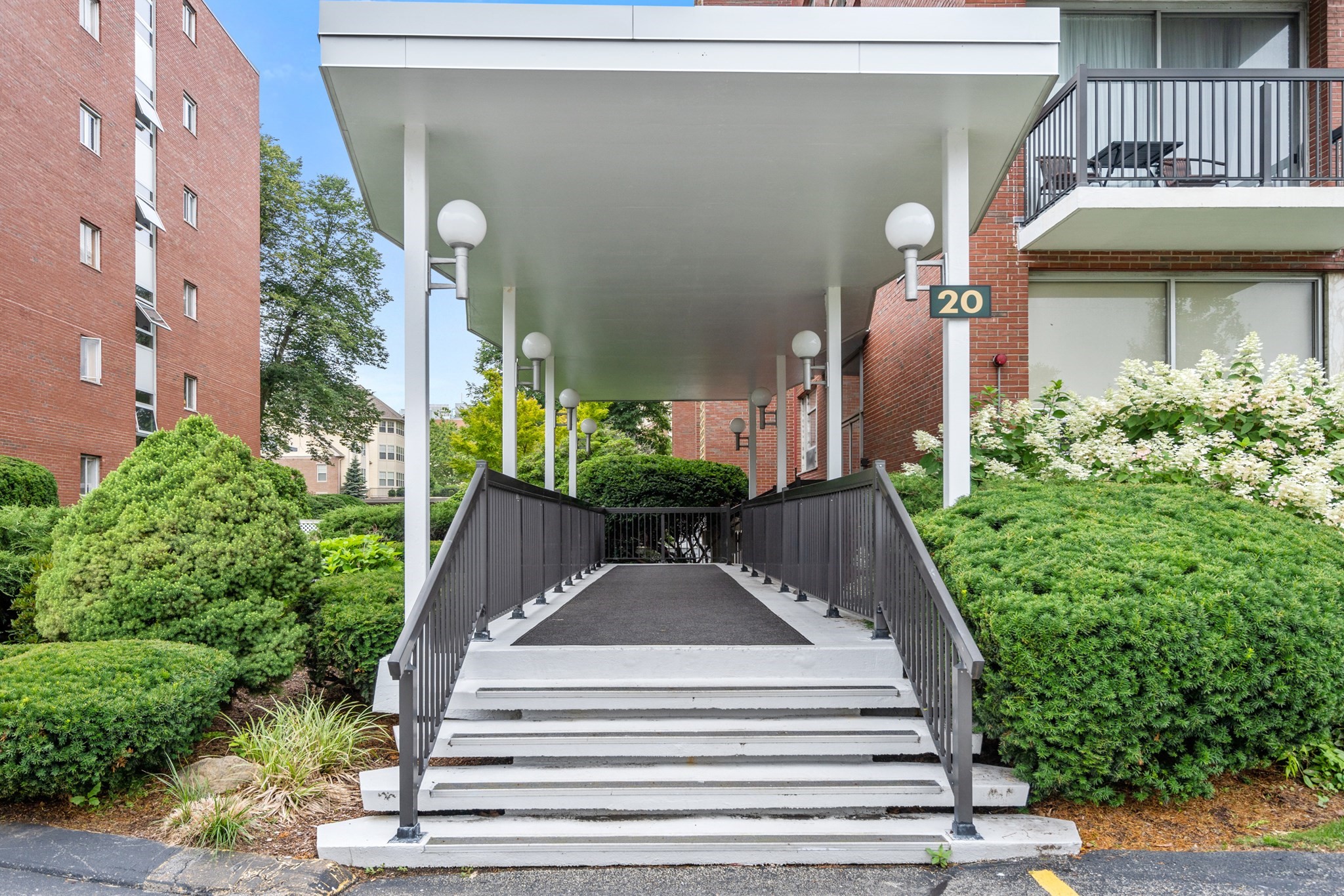 20 Hammond Pond Pkwy Unit 504, Newton, MA 02467