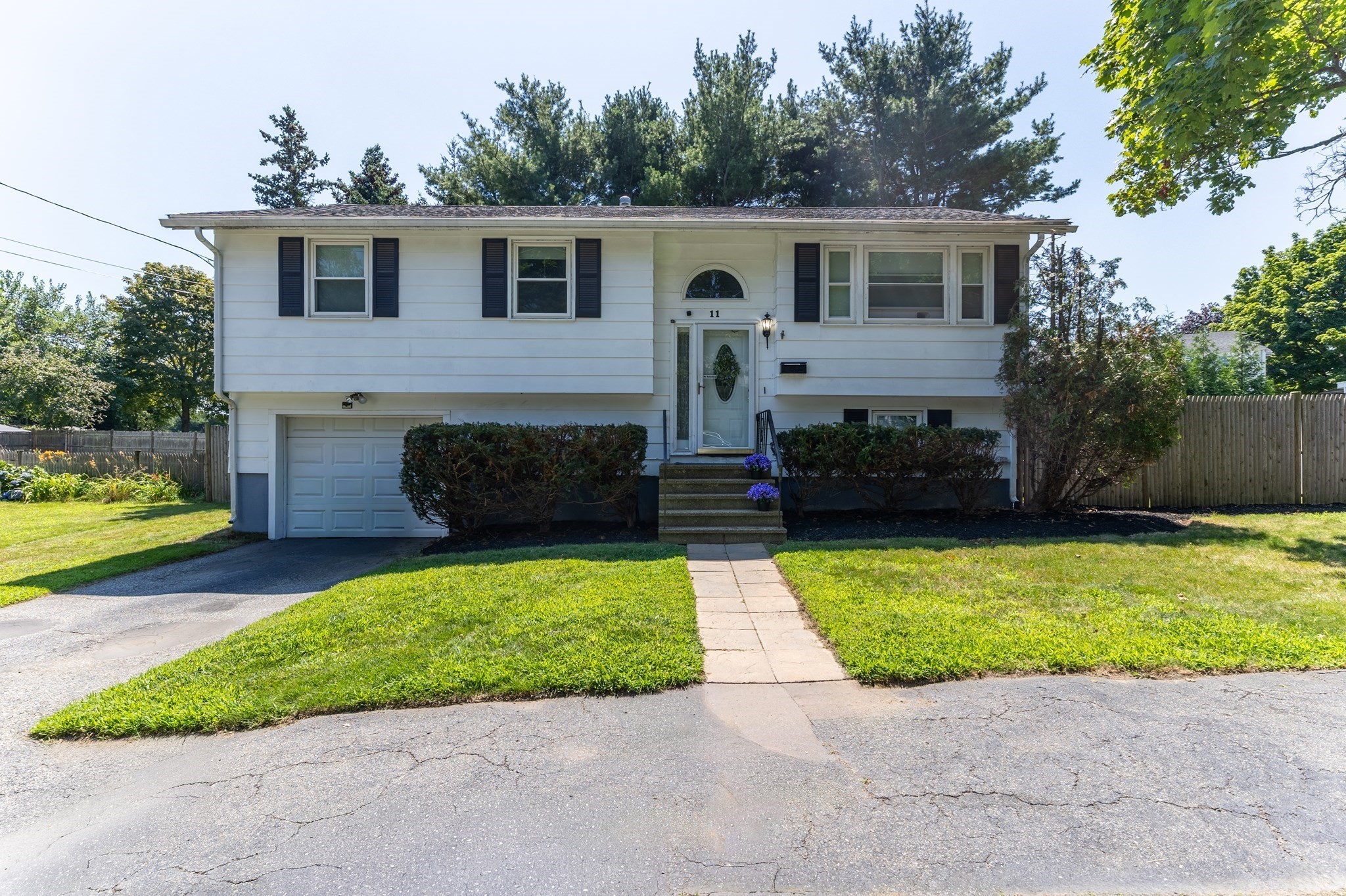 11 Hartford St, Salem, MA 01970