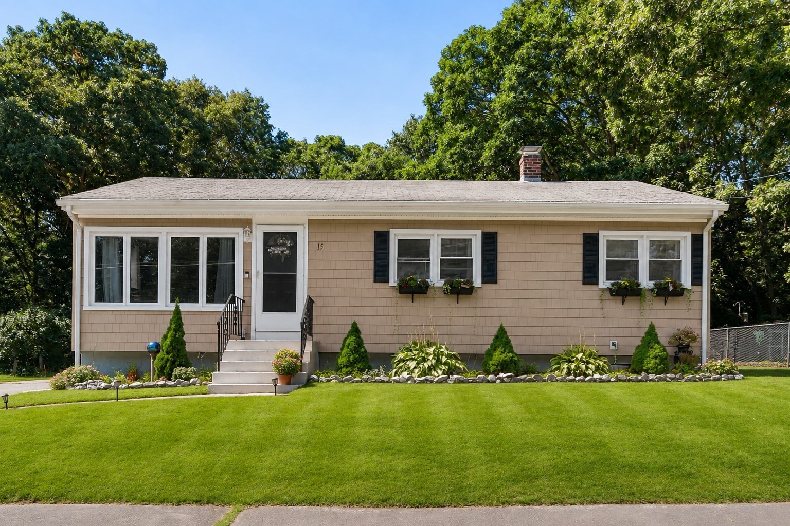 15 Dawes St, Blackstone, MA 01504