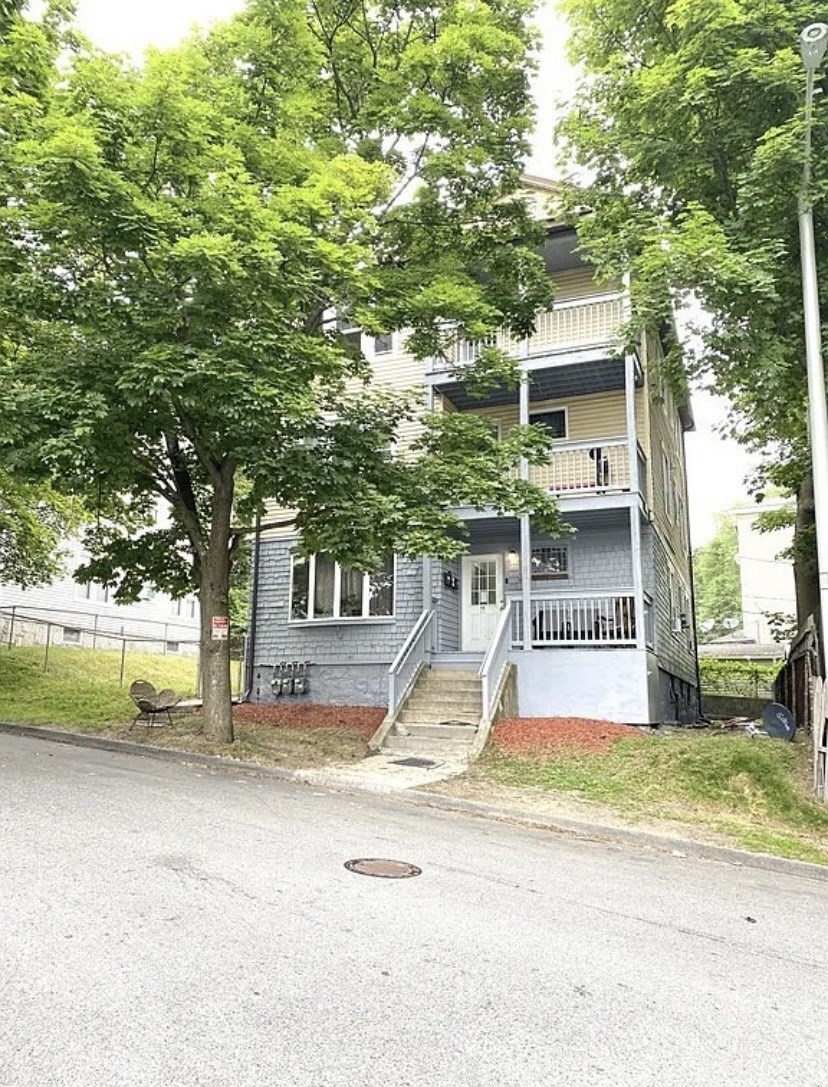 11 Leon St, Worcester, MA 01604
