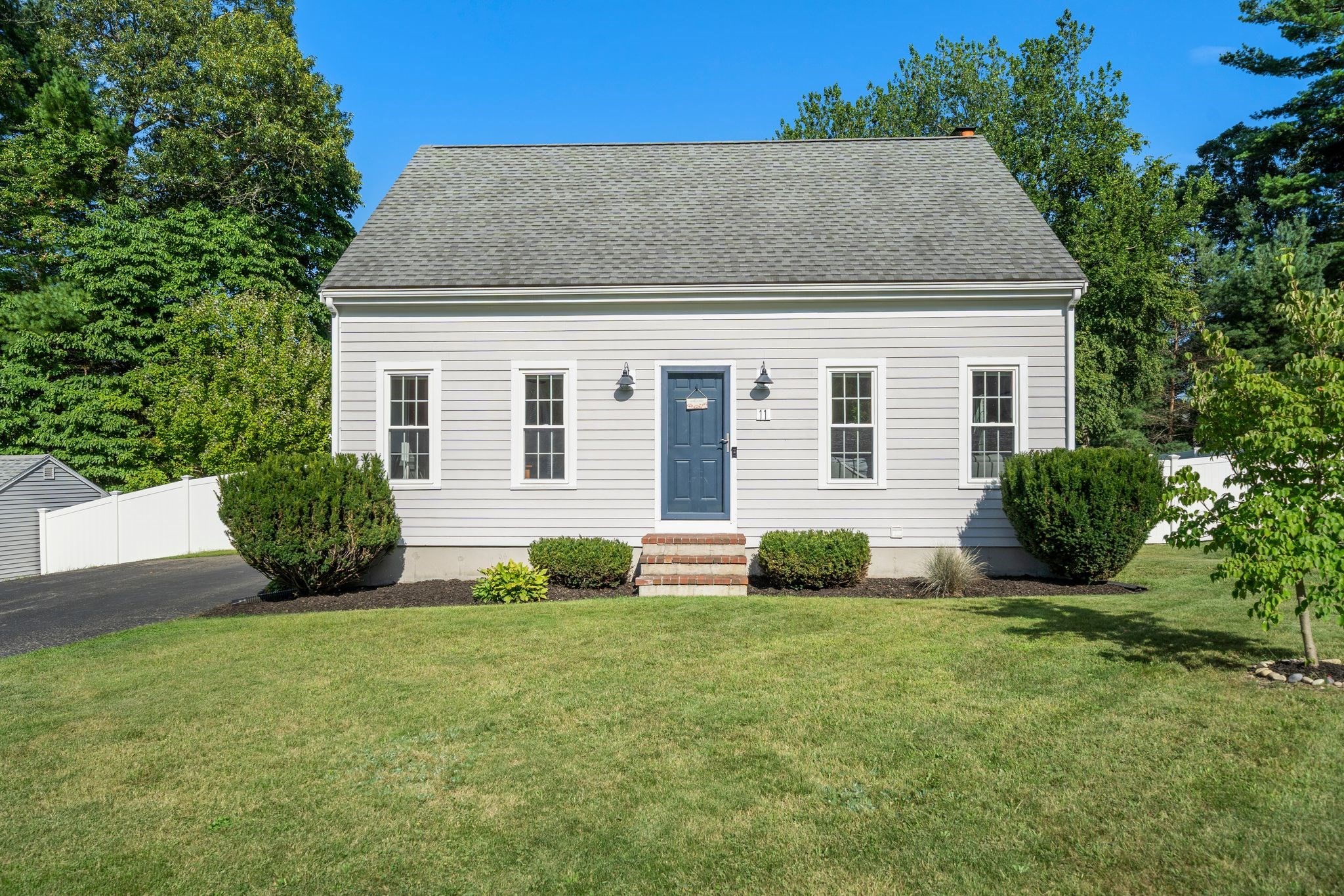 11 Daniel Teague Dr, Rockland, MA 02370