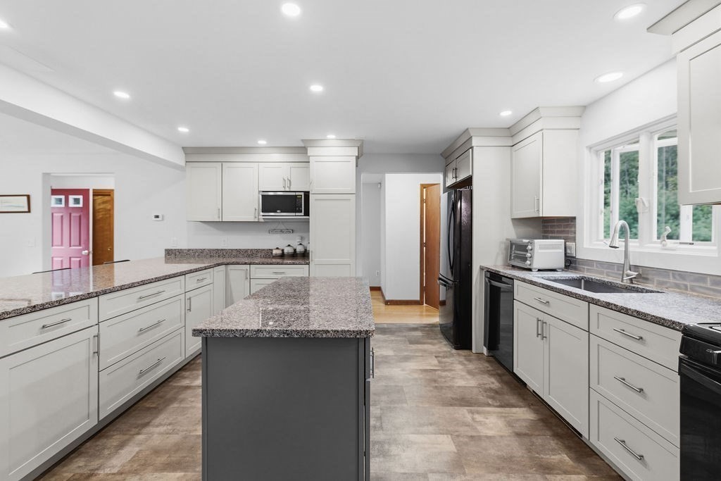 33 Woodland Rd, Rochester, MA 02770