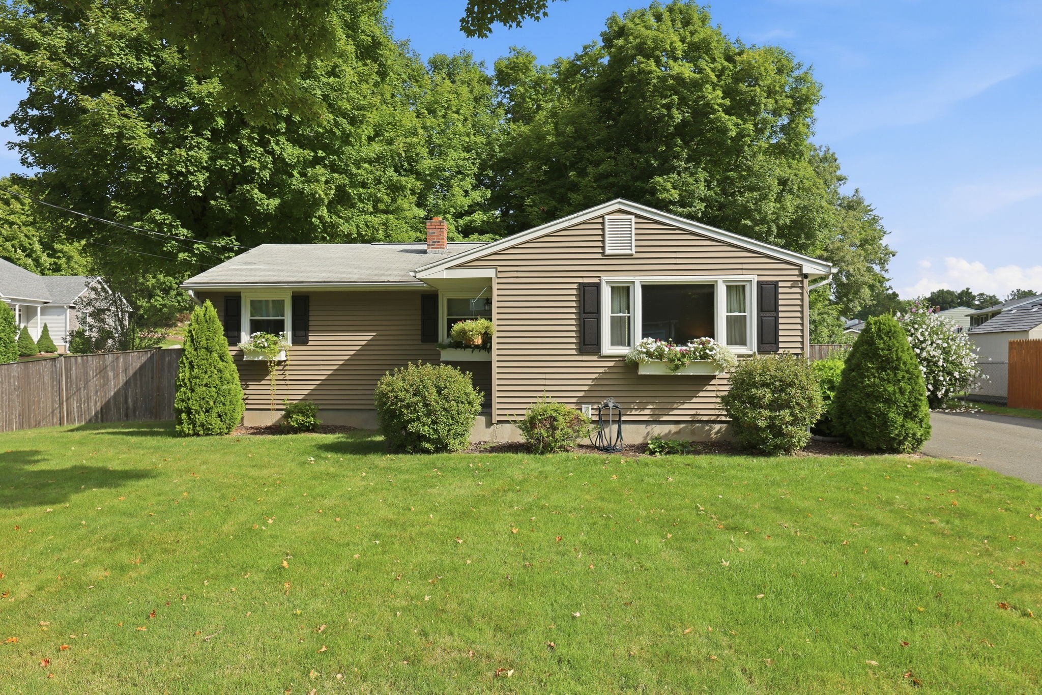 393 Cherry St, Holyoke, MA 01040