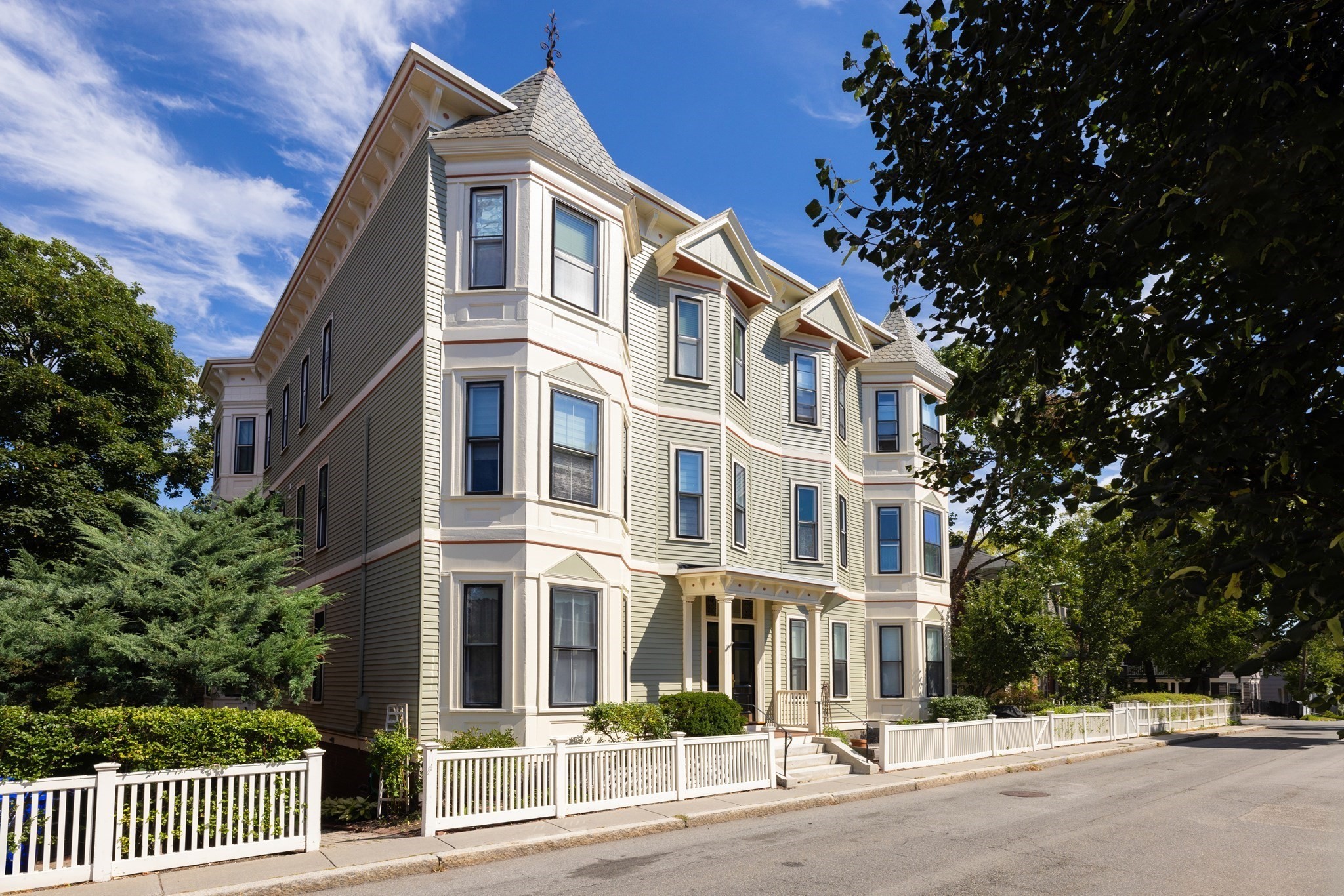 38 Linden St Unit 4, Brookline, MA 02445