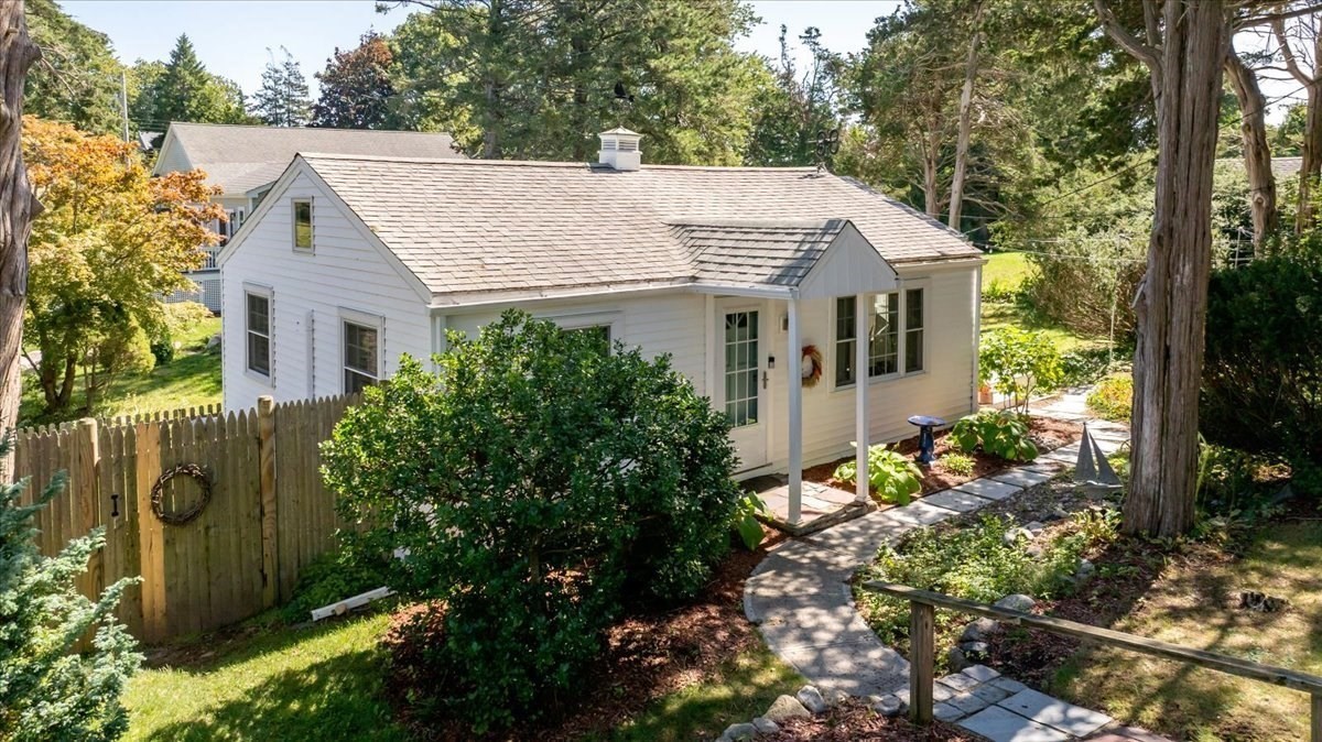 82 Beach Street, Plymouth, MA 02360