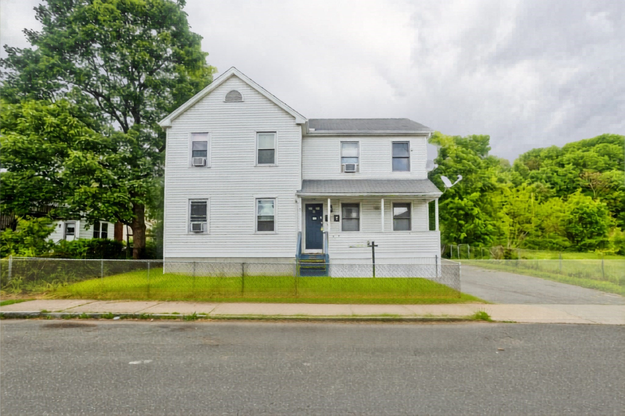 9 Richelieu St, Springfield, MA 01105