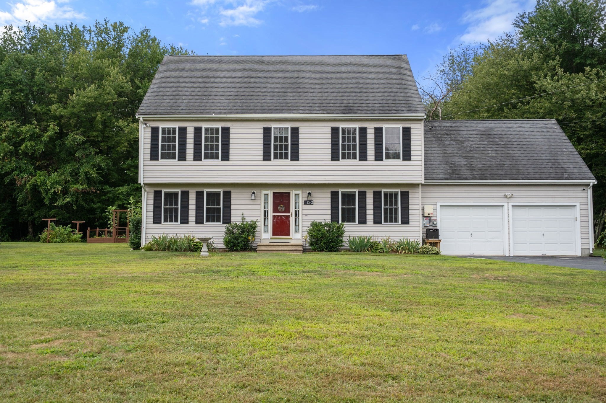 120 North Ave, Mendon, MA 01756