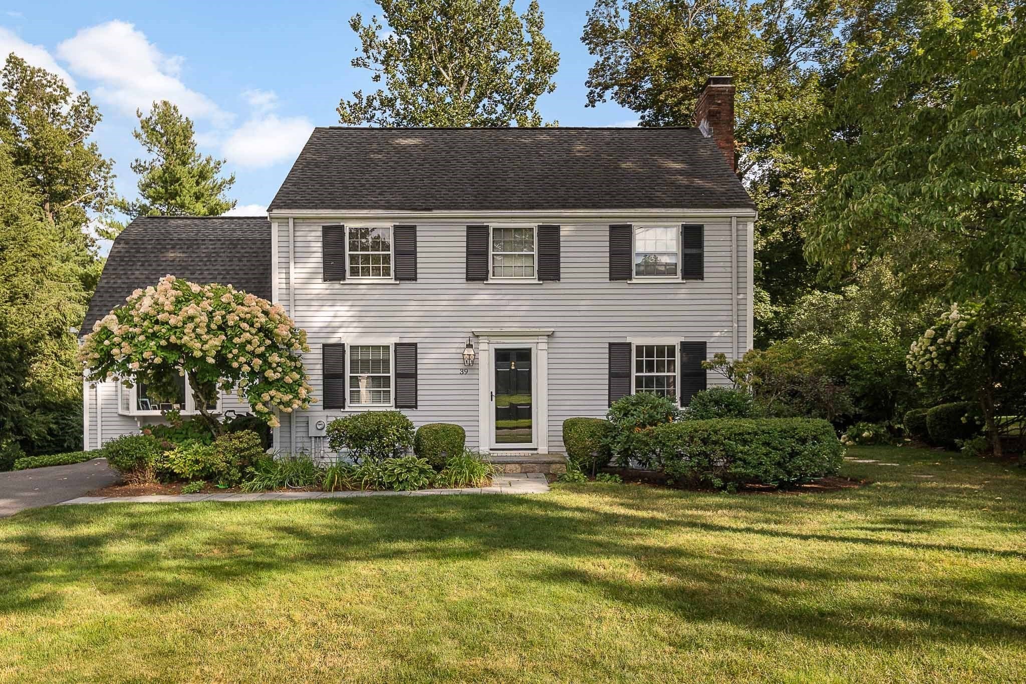 39 River Glen Rd, Wellesley, MA 02481