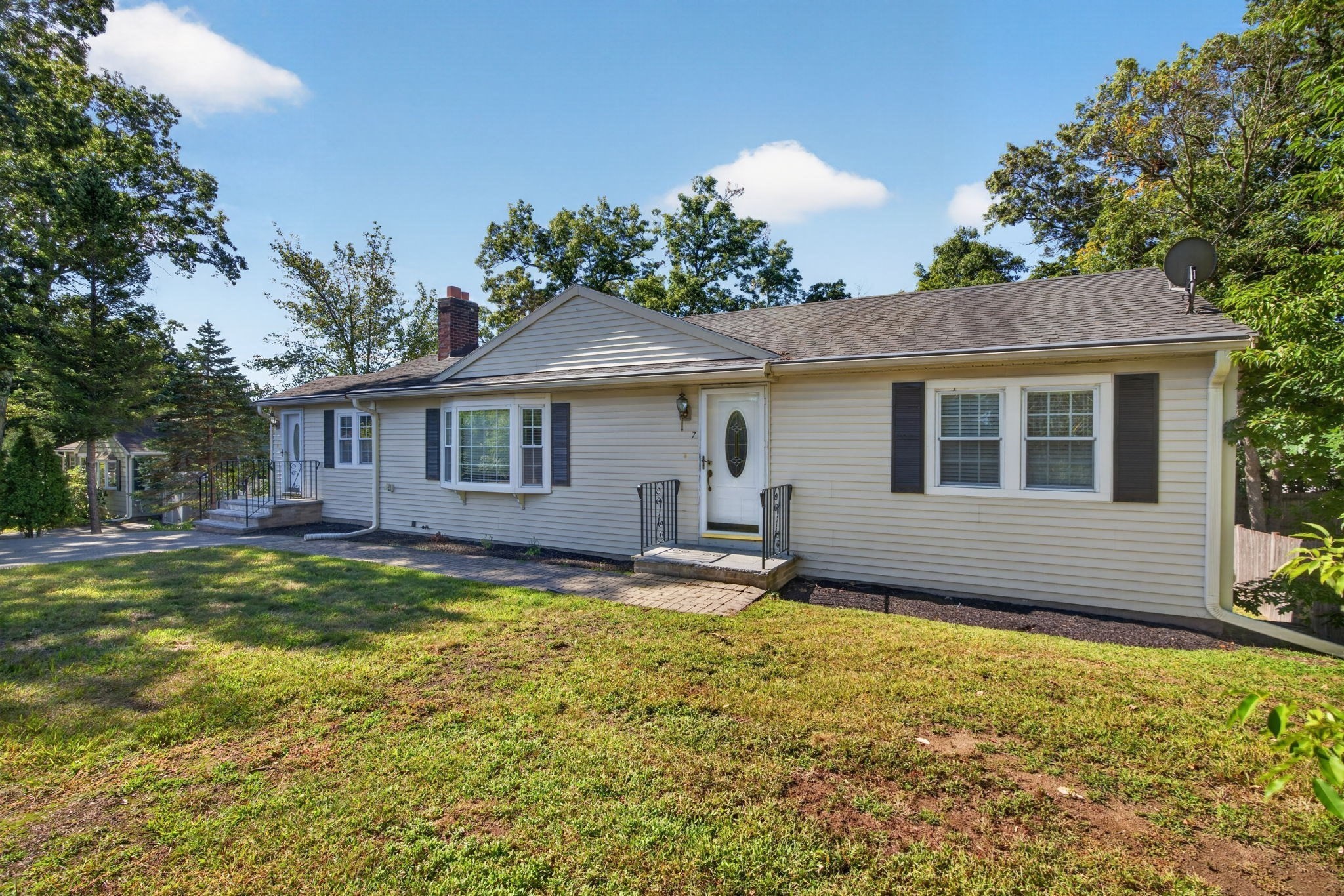 7 Madeline Rd, Tewksbury, MA 01876