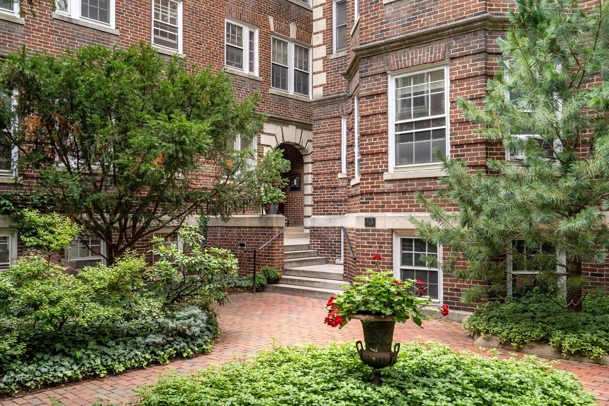43 Linnaean Unit 24, Cambridge, MA 02138