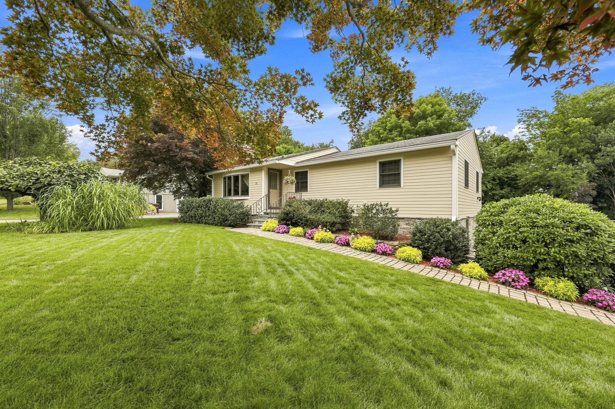 21 Old Meetinghouse Rd, Auburn, MA 01501