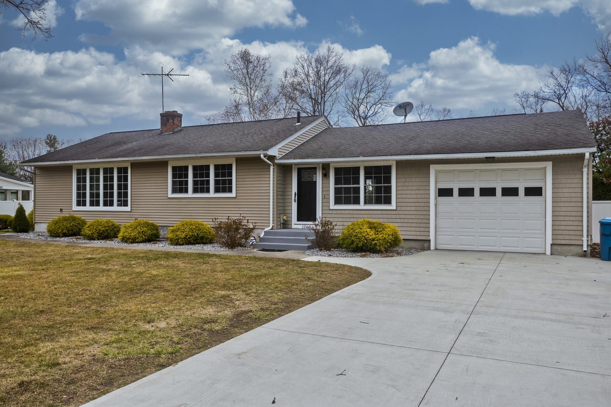1066 Piper Rd, West Springfield, MA 01089