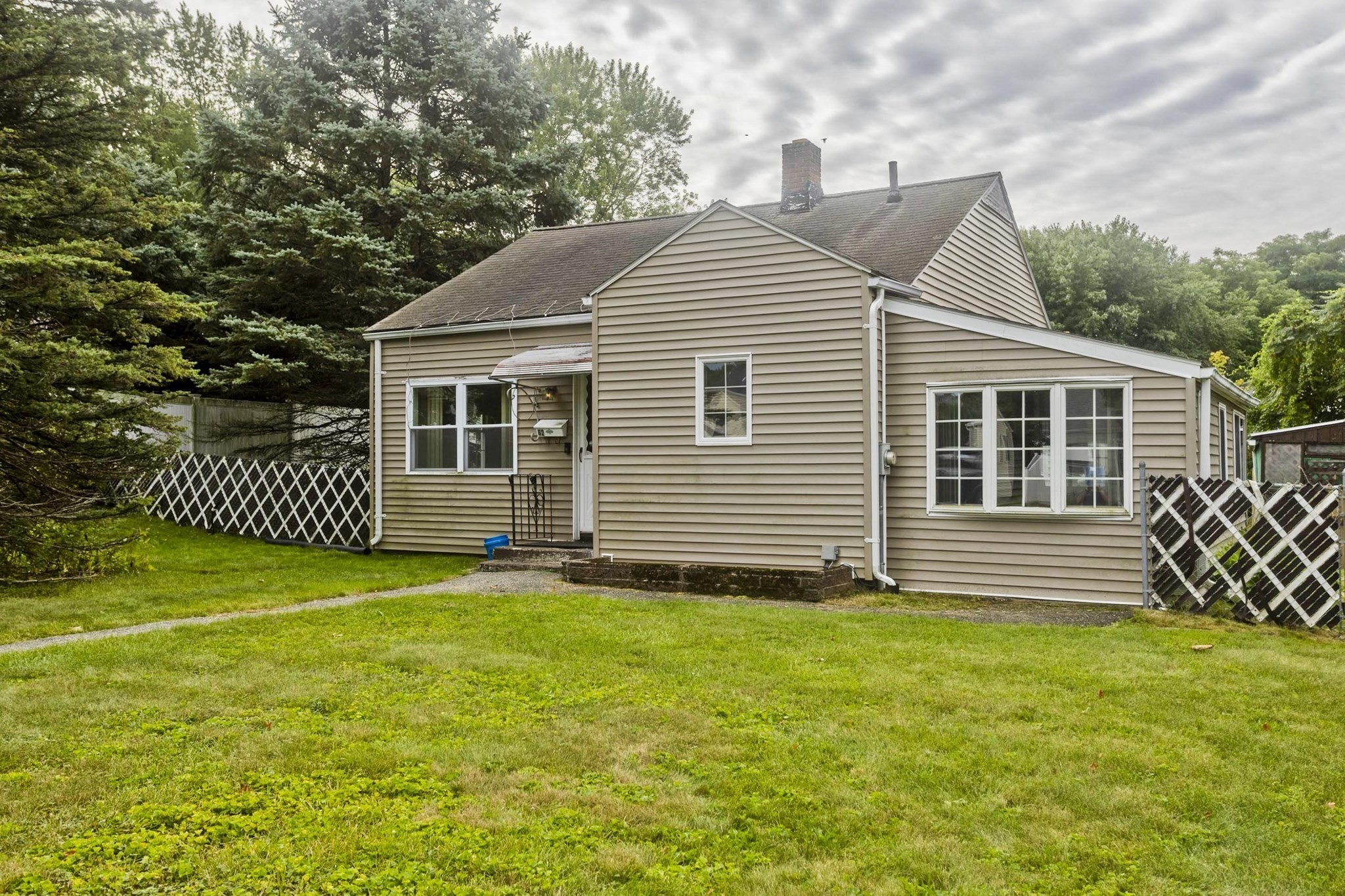 62 Memorial Dr, Holyoke, MA 01040