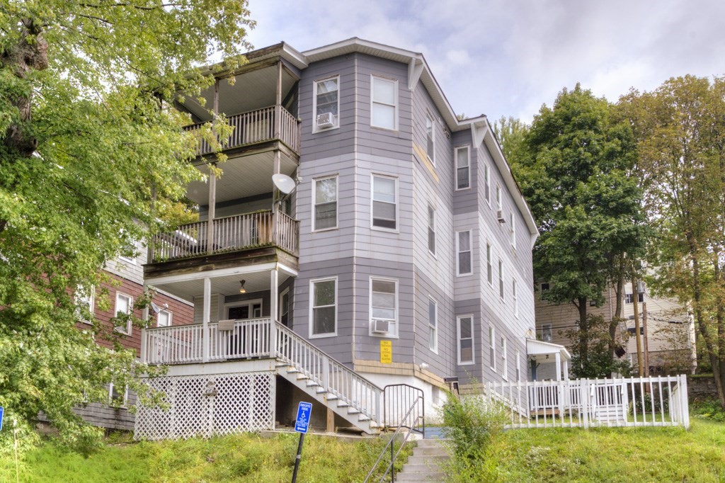 27 Rodney St, Worcester, MA 01605