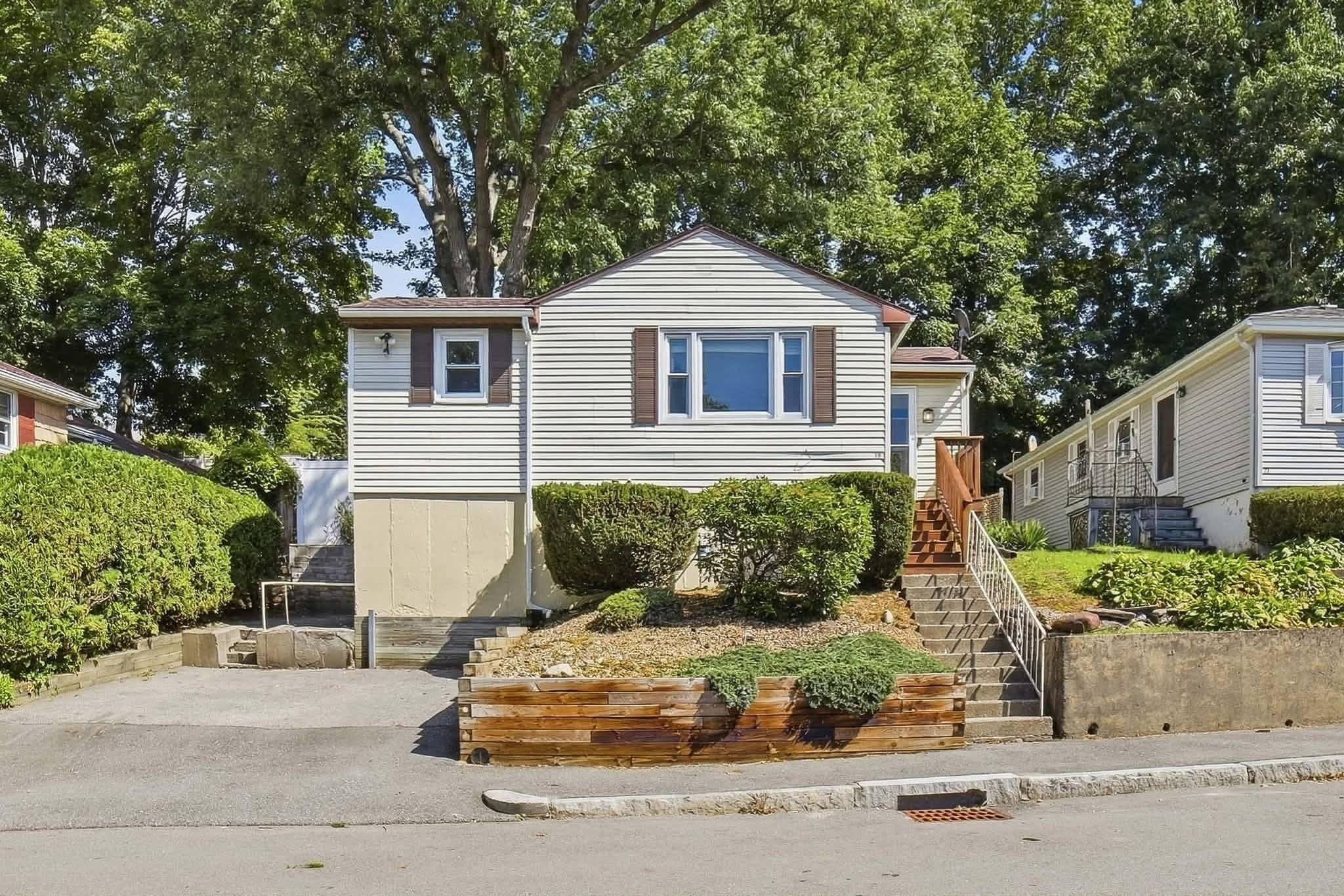 19 Harold St, Worcester, MA 01604