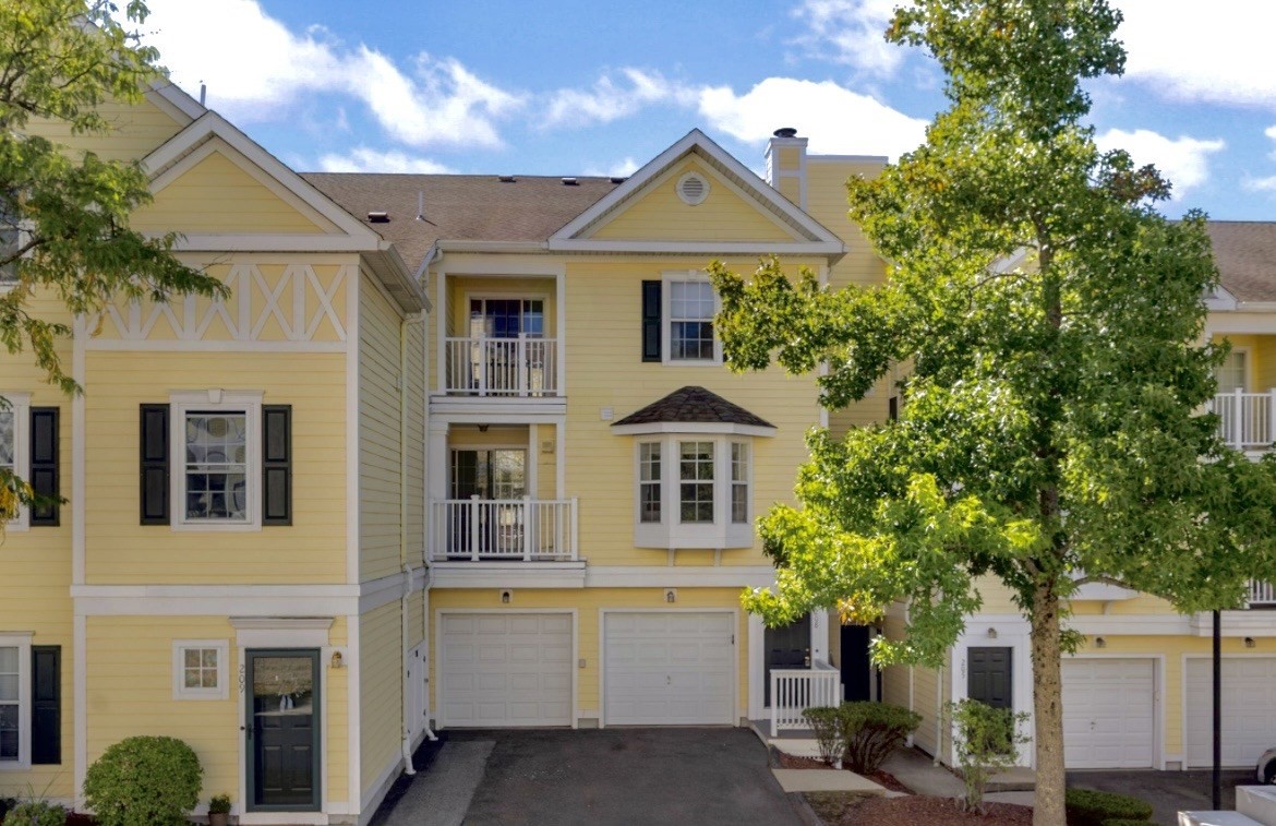 208 Gazebo Circle Unit 208, Reading, MA 01867