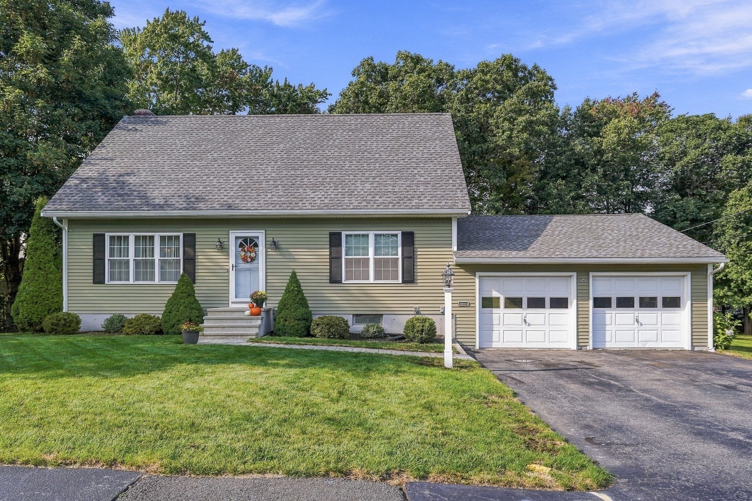 14 Oak Cir, Holden, MA 01520