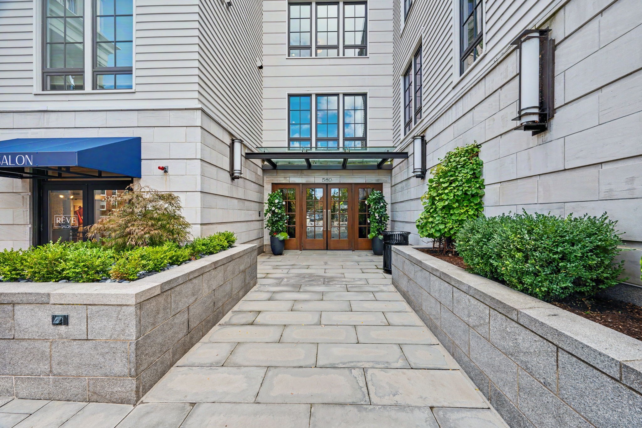 580 Washington St Unit 406, Wellesley, MA 02482