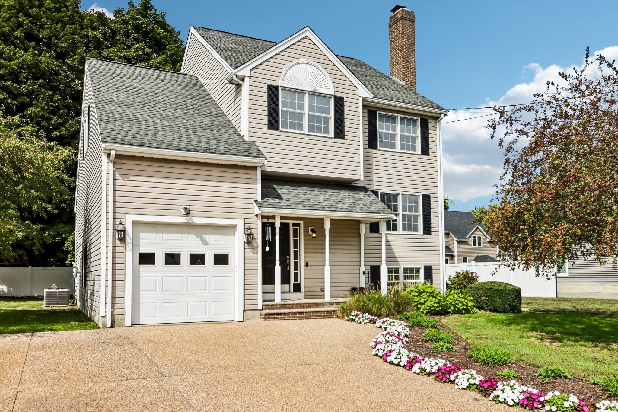 28 Hampden Ave, Burlington, MA 01803