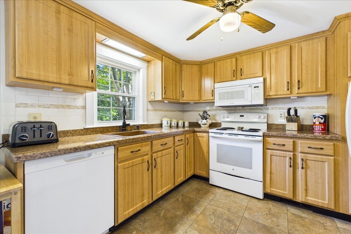 1876 Phinneys Ln, Barnstable, MA 02630 - Image 4