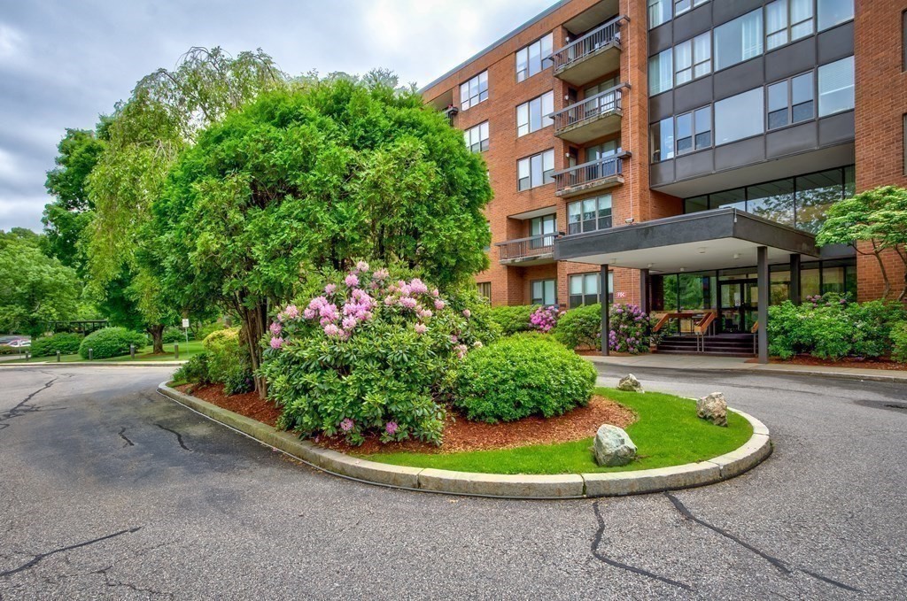 210 Nahanton St Unit 422, Newton, MA 02459