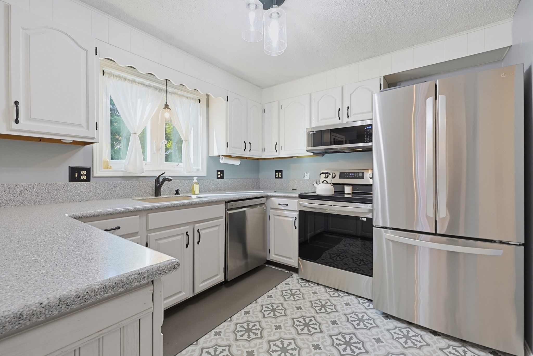 12 Marywood Unit B, Uxbridge, MA 01569