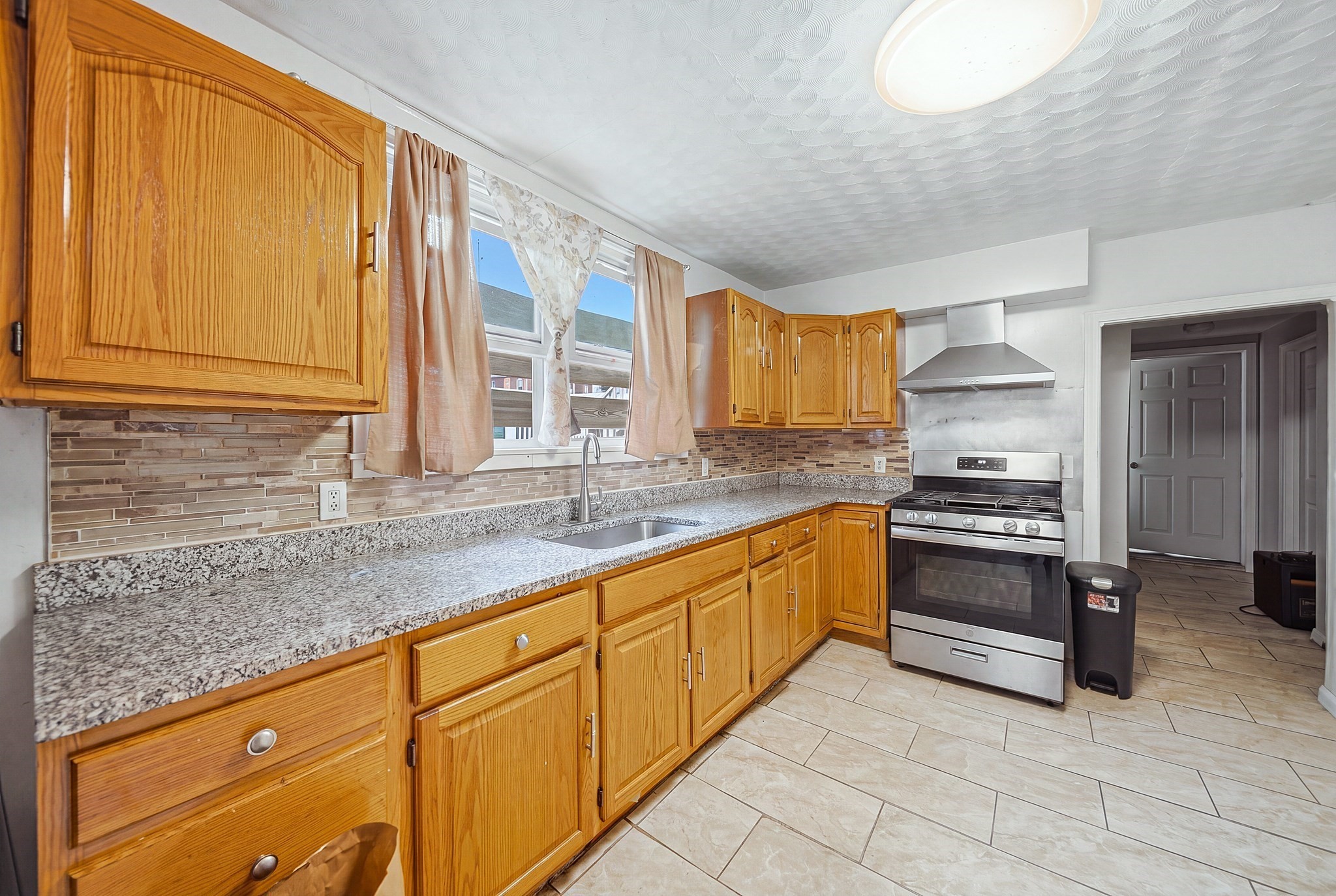 8 Cady St, Lowell, MA 01852