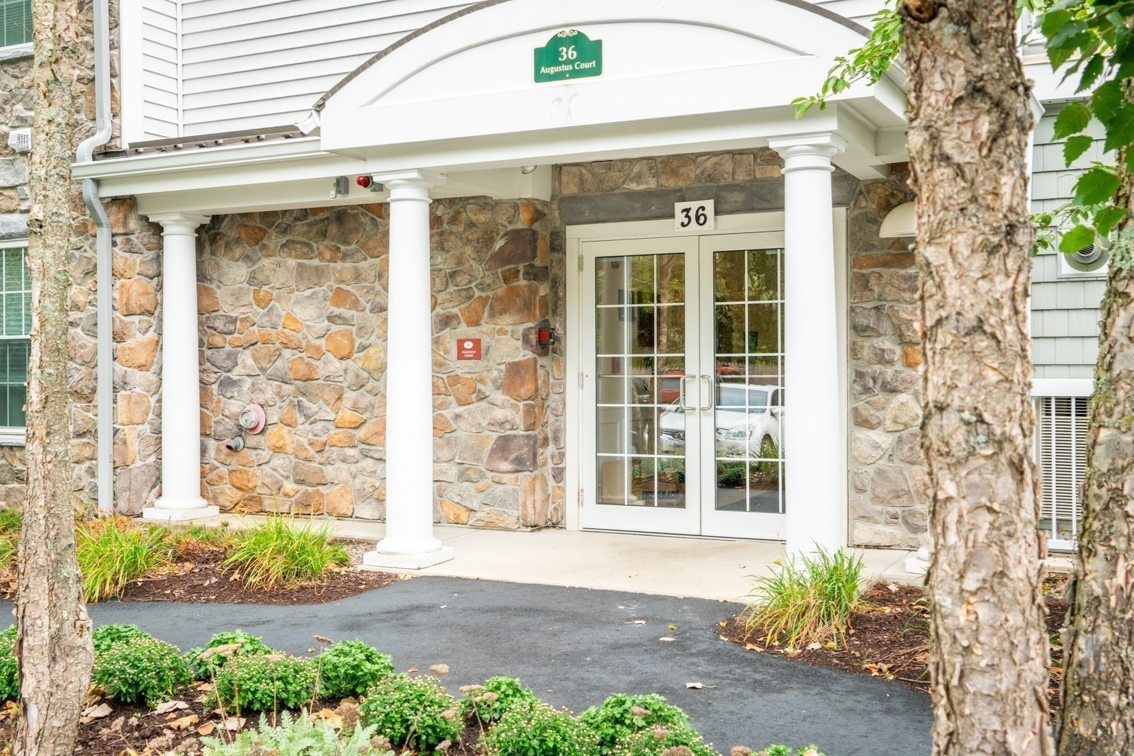 36 Augustus Ct Unit 1002, Reading, MA 01867