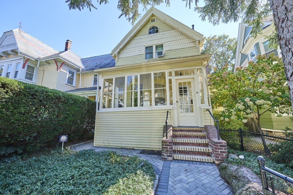 19 Brown Ave, Boston - Roslindale, MA 02131