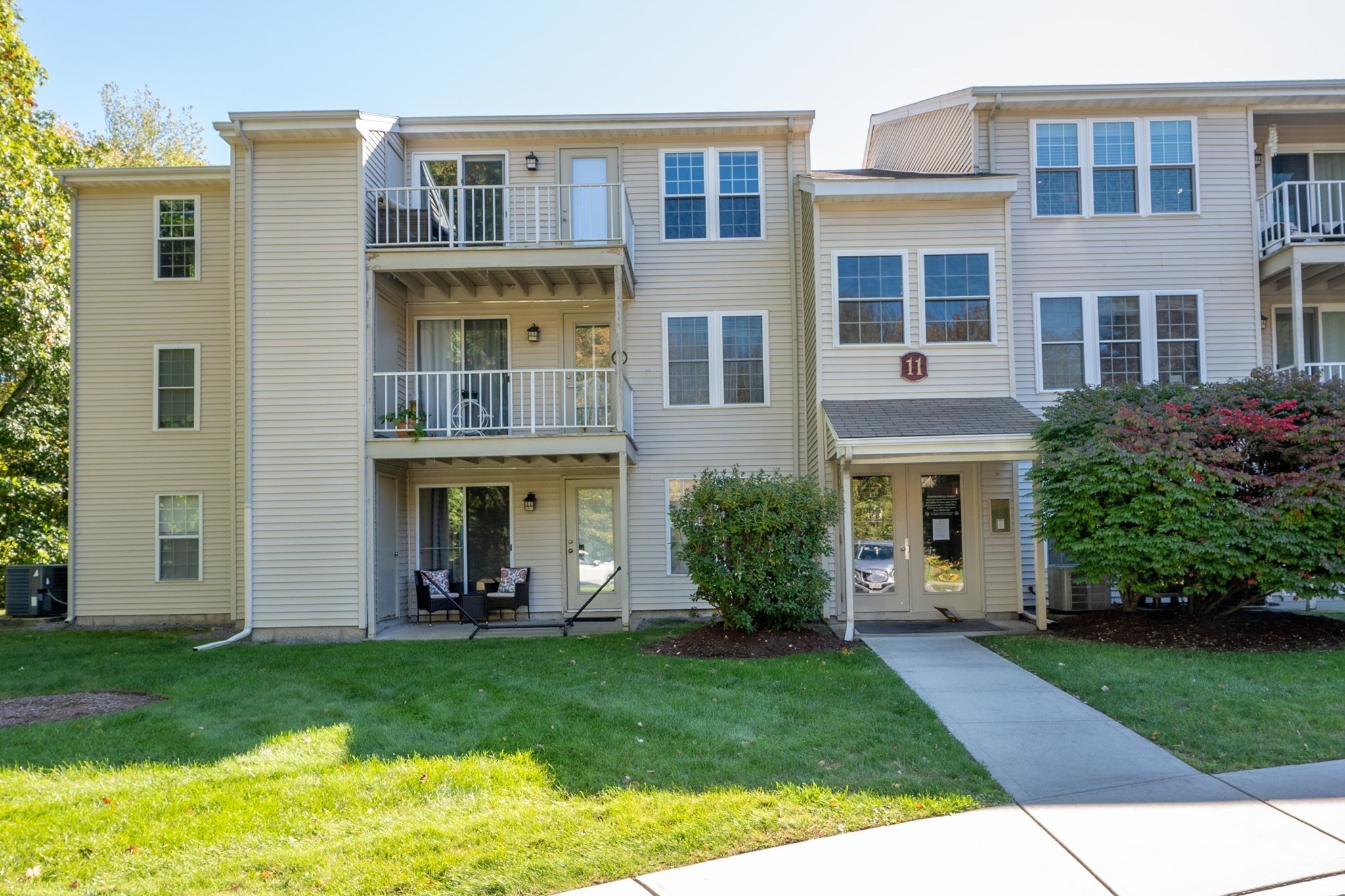 11 Thoreau Ct Unit 2, Natick, MA 01760