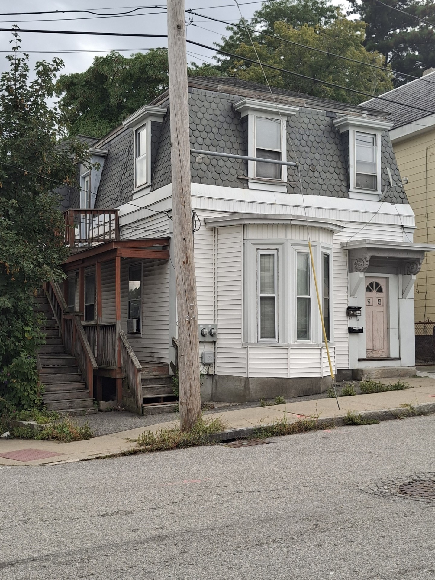 24 Nichols St, Lowell, MA 01851