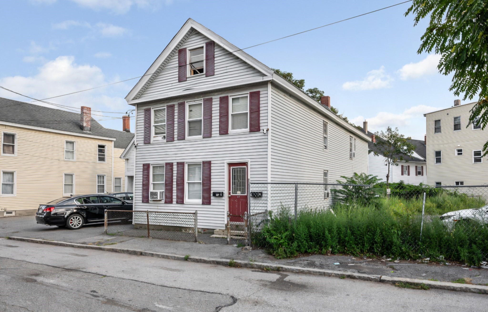 17 Auburn St, Lowell, MA 01852