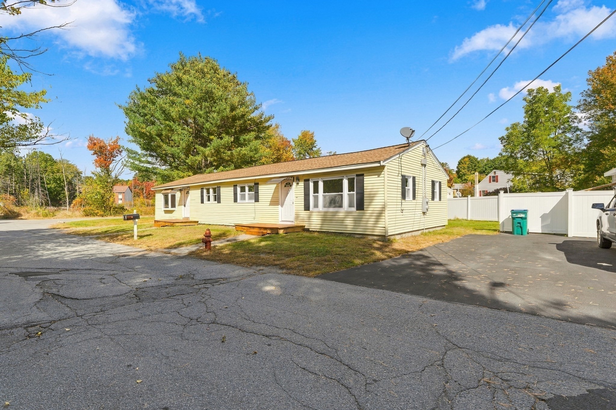 31 Monarch St, Lowell, MA 01854