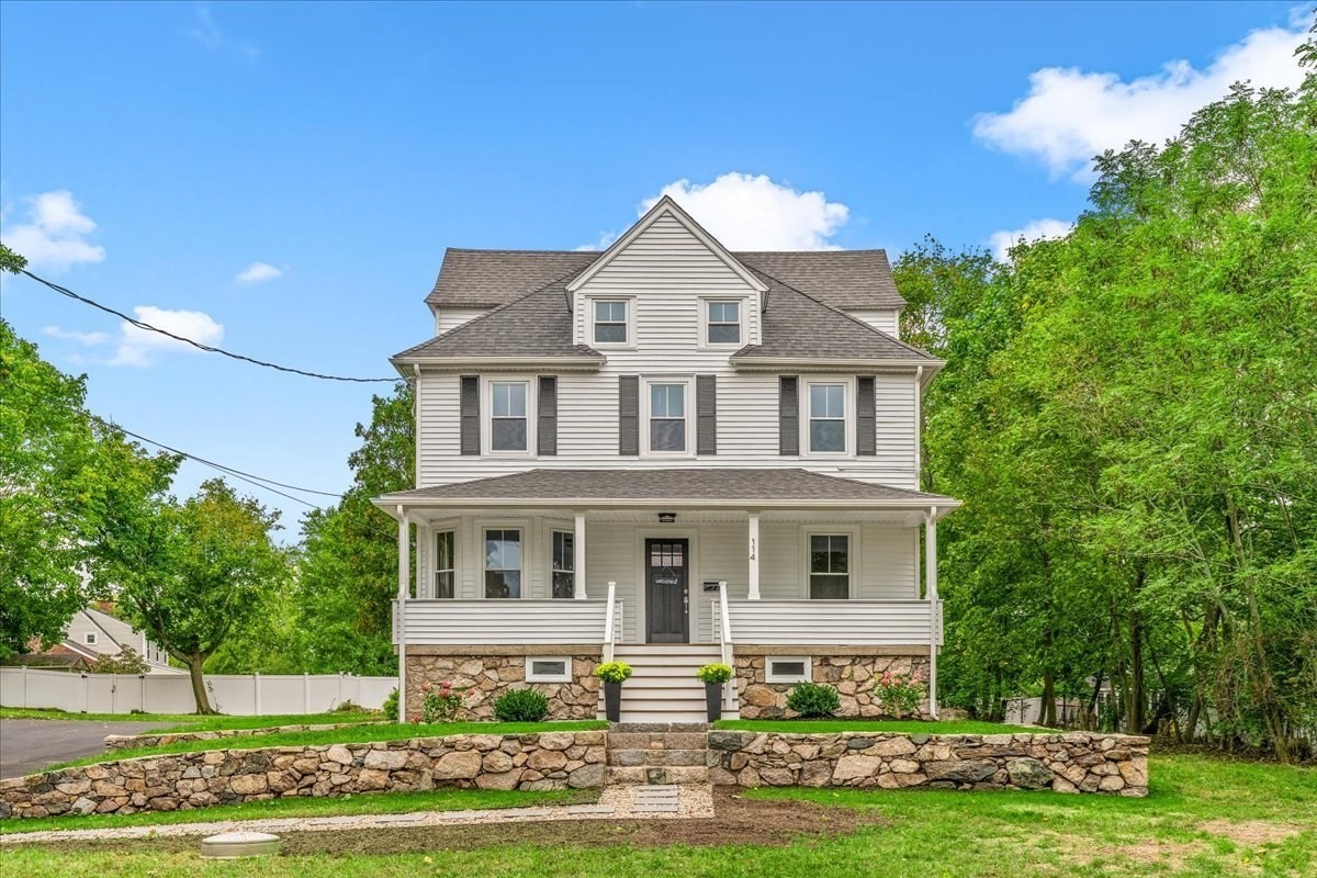 114 Hull St, Hingham, MA 02043