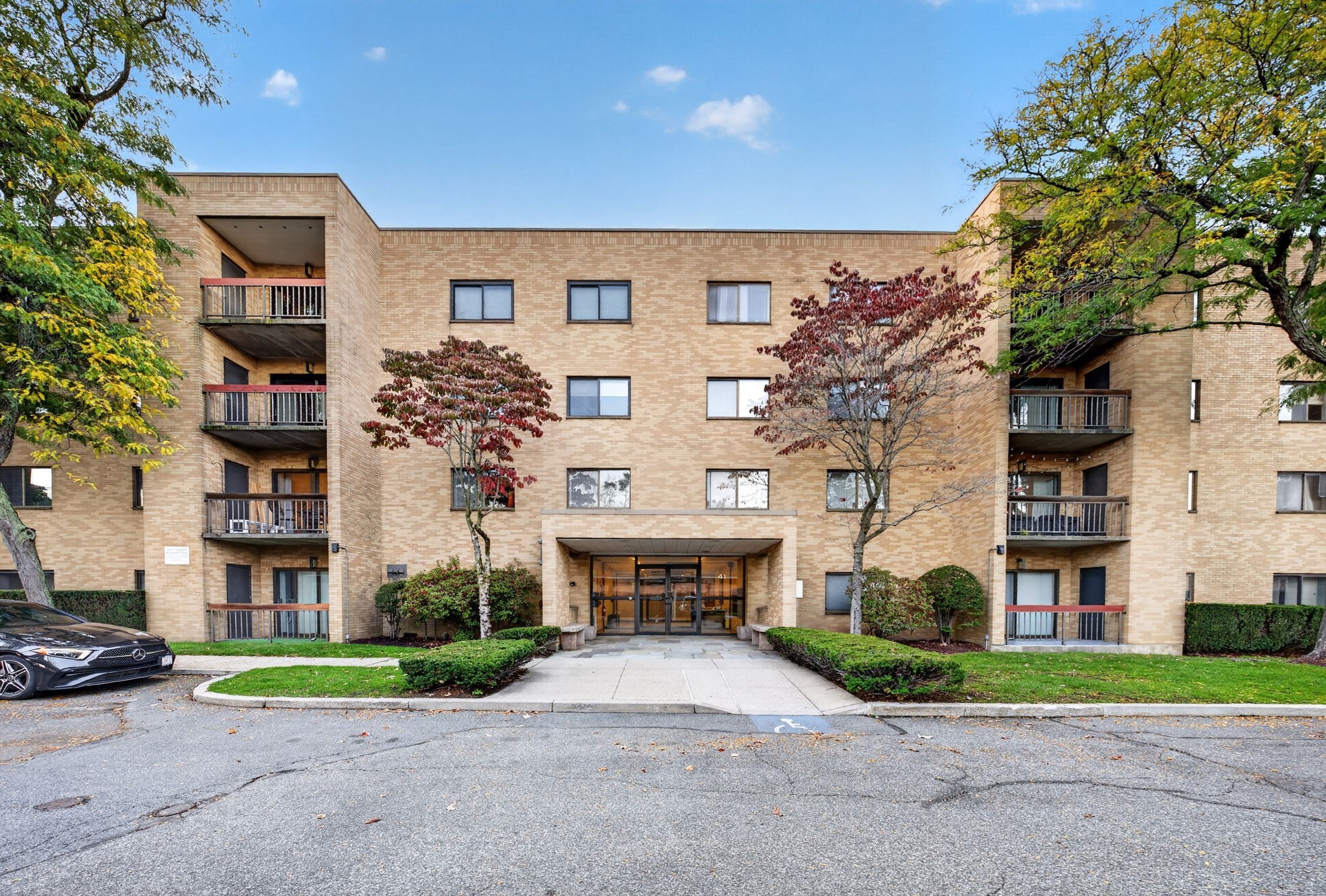 41 Centre St Unit 105, Brookline, MA 02446